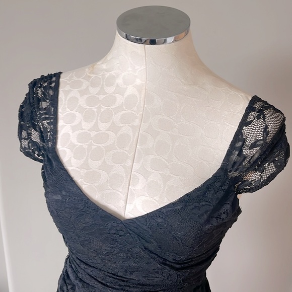 Express Ruched Lace Dress - Picture 4 of 8